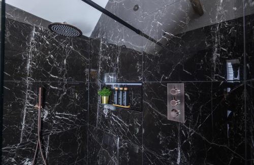 Leeds City Center Apartment | Paradise Boutique Deluxe - Leeds City Center - Steps to Ivy Asia