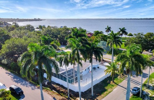 Palma Sola House | Paradise By The River-Hottub/Pool-Near Beaches