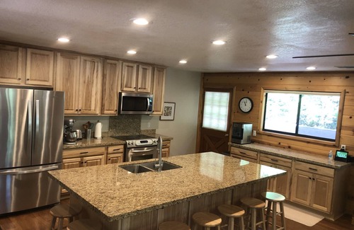 Christopher Creek Cabin | Paradise Cabin in the Pines Comfortable Patios and porch swing Watch kids play