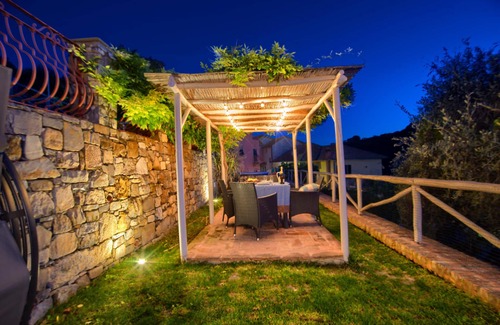 Diano San Pietro Cottage | Paradise Cottage with garden and private Jacuzzi