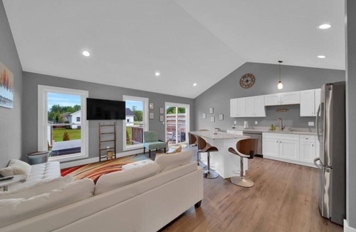 Port Sanilac House | Paradise Cove: Sleeps 6 w/Hot Tub, Walk to Beach & Downtown
