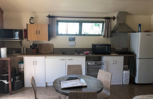 Aongatete Cottage | Paradise in the country. Handy to many Towns.