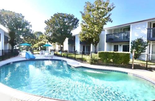 Walden on Lake Conroe Apartment | Paradise* King Bed, Cozy Quiet Condo, Golf Pool Lake, Ideal for Longer Stays!