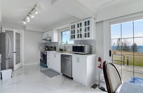 Clarington Cottage | Paradise Lakeview Cottage In Newcastle with large parking lot