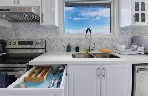 Clarington Cottage | Paradise Lakeview Cottage In Newcastle with large parking lot