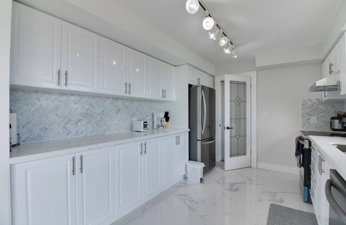 Clarington Cottage | Paradise Lakeview Cottage In Newcastle with large parking lot