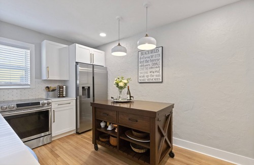 Lake Worth Cottage | Paradise on Palmway 3/2 Cottage Walk to the Beach
