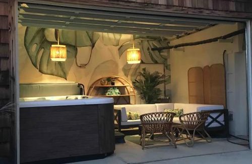 Central Oklahoma City House | Paradise on Penn with Pool & Hot Tub Near Downtown