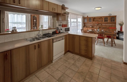 Paynesville House | Paradise on Sheerwater: Enjoy every amenity you need for a relaxing holiday