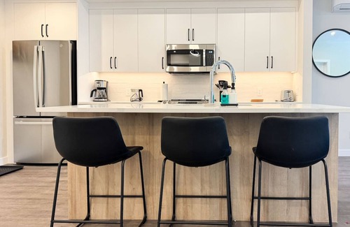 Golden Condo | Paradise Point @ Riverstone - DT Condo Mnt Views