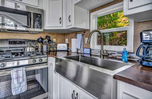 De Soto Cabin | Paradise Point- Sleeps 2 HOT TUB