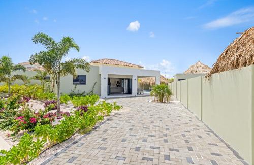 Marie Pampoen Villa | Paradise Villa met privezwembad, Mambo Beach