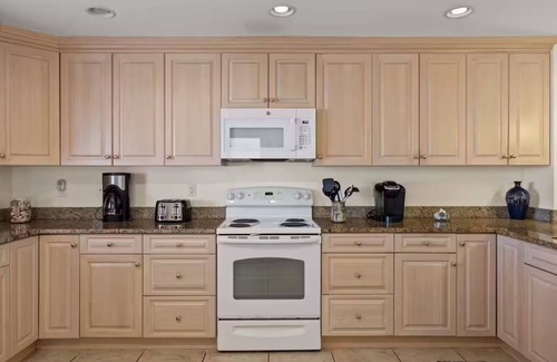 Laurel House | Paradise Way + Walk to Beach’s, Restaurants!