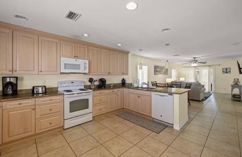 Laurel House | Paradise Way + Walk to Beach’s, Restaurants!
