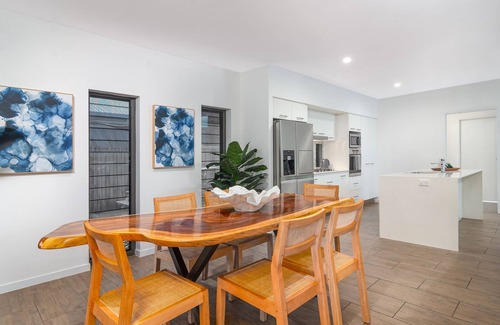 Craiglie House | Paradiso Family Home - Heated pool, 1 min drive to Palmer Sea Reef Golf Club!