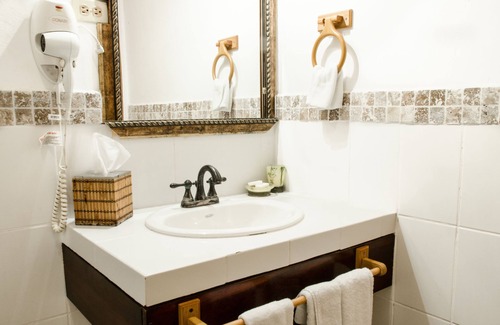 Omoa Hotel | Paraiso Rainforest and Beach Hotel