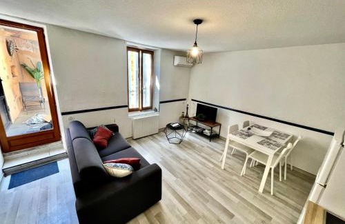 La Celle-sous-Gouzon Apartment | Parenthèse a Deux - T2 Cosy & Romantique - Cours intérieure - Patio - Clim - Proche de la cité médiévale