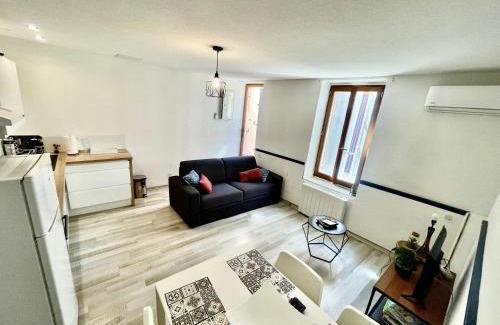La Celle-sous-Gouzon Apartment | Parenthèse a Deux - T2 Cosy & Romantique - Cours intérieure - Patio - Clim - Proche de la cité médiévale
