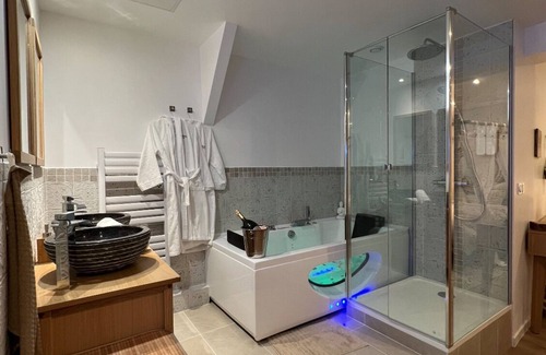 La Ville-du-Bois Apartment | PARENTHESE LOVE : Bali Mon Amour - Jacuzzi SPA Suite - Near Orly/Paris