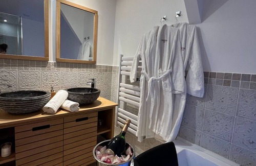 La Ville-du-Bois Apartment | PARENTHESE LOVE : Bali Mon Amour - Jacuzzi SPA Suite - Near Orly/Paris
