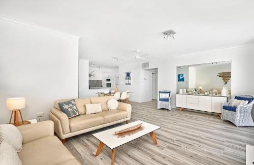 Palm Cove Apartment | Paringa Beachfront Apartment 7 with Ocean Views