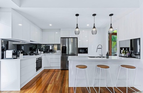 Toowong Apartment | Park Ave Retreat - 3 Carparks, WiFi, BBQ, King Bed