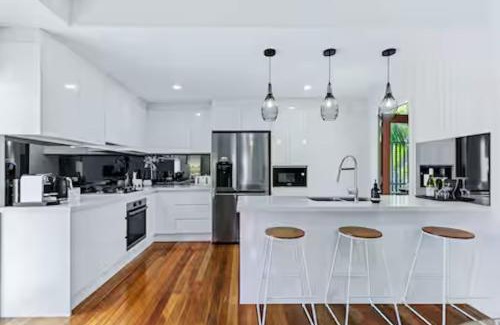 Auchenflower Apartment | Park Ave Retreat - 3 Carparks, WiFi, BBQ, King Bed