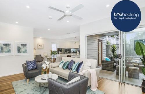 Auchenflower Apartment | Park Ave Retreat - 3 Carparks, WiFi, BBQ, King Bed