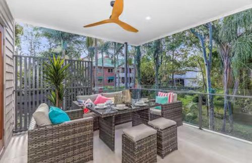 Auchenflower Apartment | Park Ave Retreat - 3 Carparks, WiFi, BBQ, King Bed
