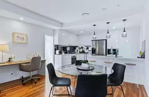 Auchenflower Apartment | Park Ave Retreat - 3 Carparks, WiFi, BBQ, King Bed