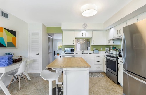 Park Shore Condo | Park Shore Upscale modern condo West of 41, patio w/grill & covered parking