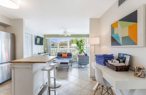 Park Shore Condo | Park Shore Upscale modern condo West of 41, patio w/grill & covered parking