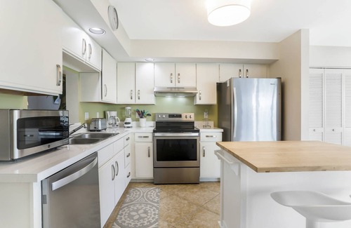 Park Shore Condo | Park Shore Upscale modern condo West of 41, patio w/grill & covered parking
