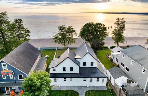 Sylvan Beach House | Park Slice of Heaven - Sleeps 9