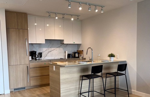Surrey Condo | Park suite Surrey city central/skytrain 1B1BR