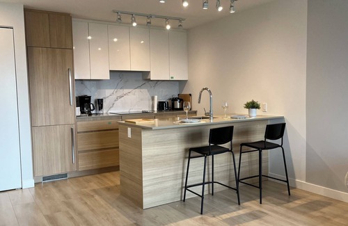 Surrey Condo | Park suite Surrey city central/skytrain 1B1BR
