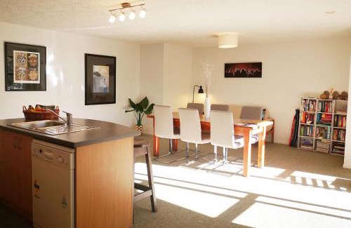 Arrowtown Apartment | Park to Mountains Apartment