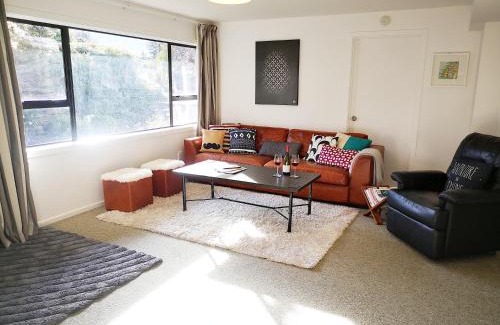 Arrowtown Apartment | Park to Mountains Apartment