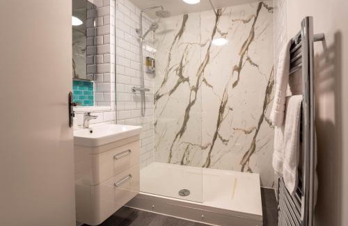 Salfords Apartment | Park View- 2 bed apartment close to East Surrey Hospital