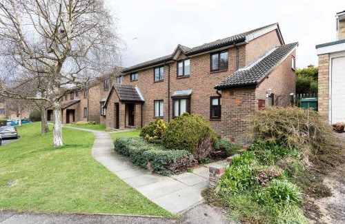 Salfords Apartment | Park View- 2 bed apartment close to East Surrey Hospital