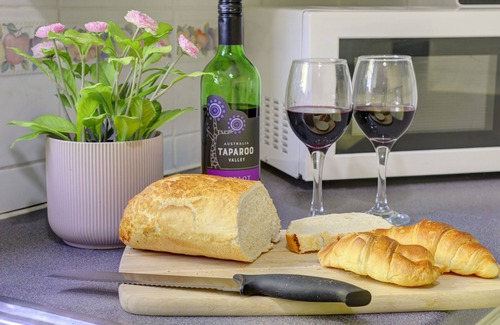 Warrington House | Park View - 4 bedrooms, sleeps 7 family members or 5 contractors