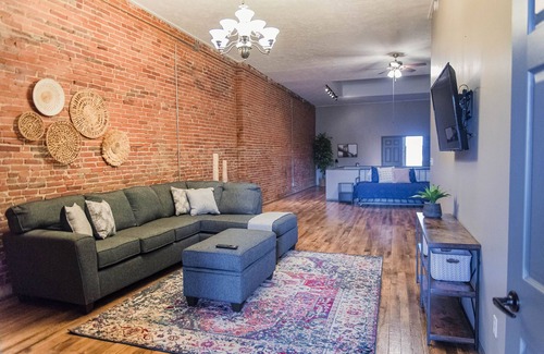 Quincy Apartment | Park View Loft - Downtown District.