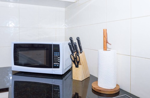 Caulfield North Apartment | Park View Modern Apartment With Balcony & Parking