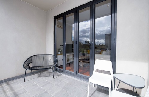 Caulfield North Apartment | Park View Modern Apartment With Balcony & Parking