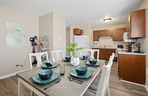 Windsor House | Park Views~Affordable Comfort~Walk to Downtown
