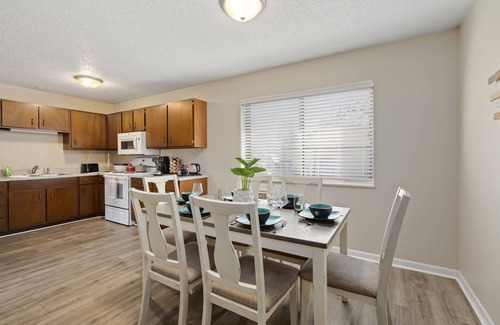 Windsor House | Park Views~Affordable Comfort~Walk to Downtown