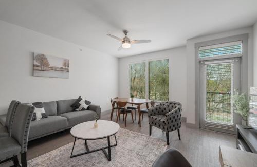 Oak Lawn Apartment | Park West 260 Modern Apt , Pool, Gym, Parking