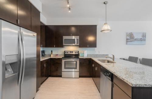 Oak Lawn Apartment | Park West 260 Modern Apt , Pool, Gym, Parking