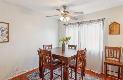 Circle Area Apartment | Parking,Pet,2bd,2b,WIFI,Smart TVs,Walk to Food,Fun