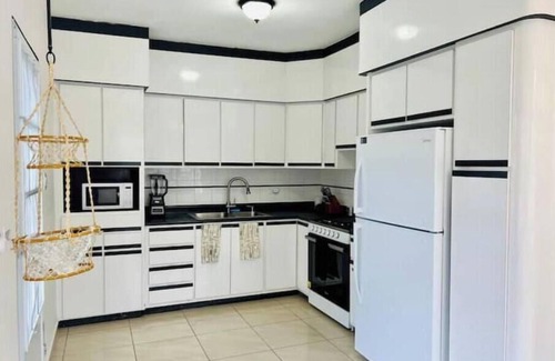 Voladoras House | Parking & Wi-Fi, Whole House AirC Units